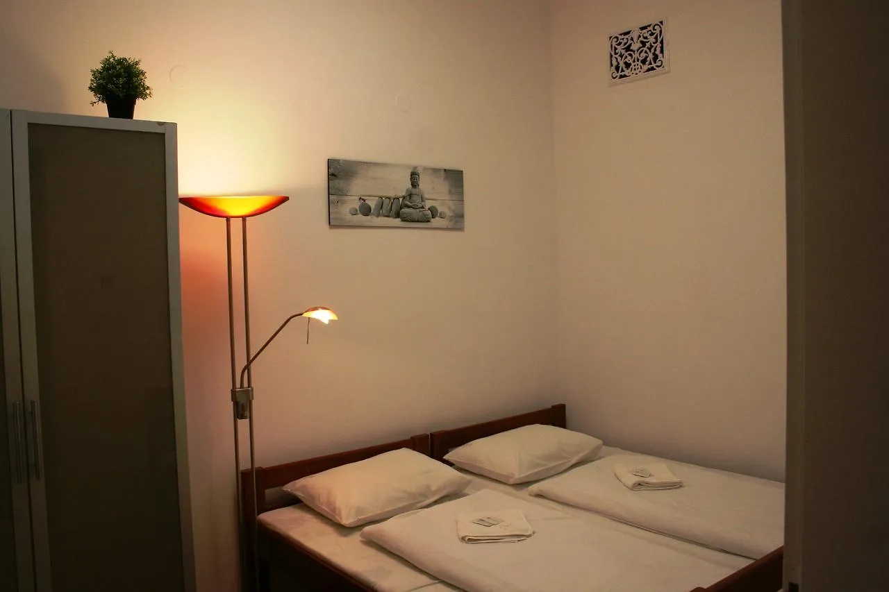 Хостел Walking Bed Budapest Lonyay 5*,