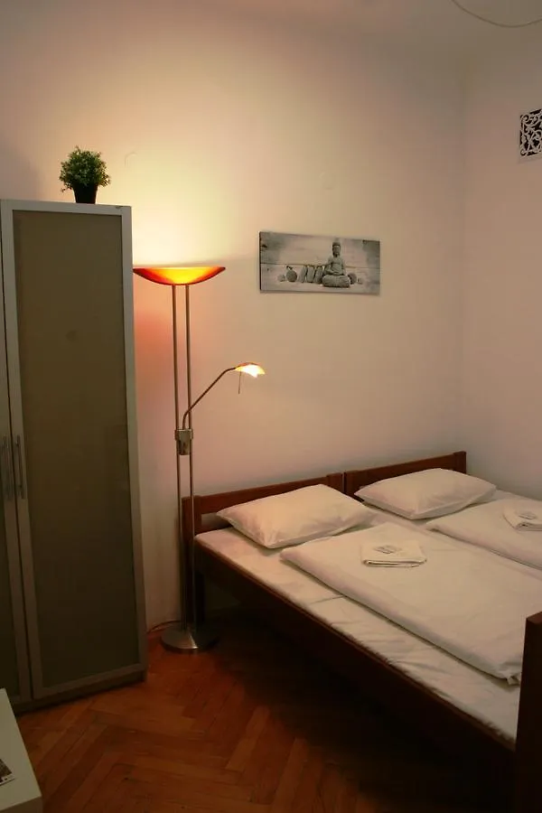 Хостел Walking Bed Budapest Lonyay 5*,